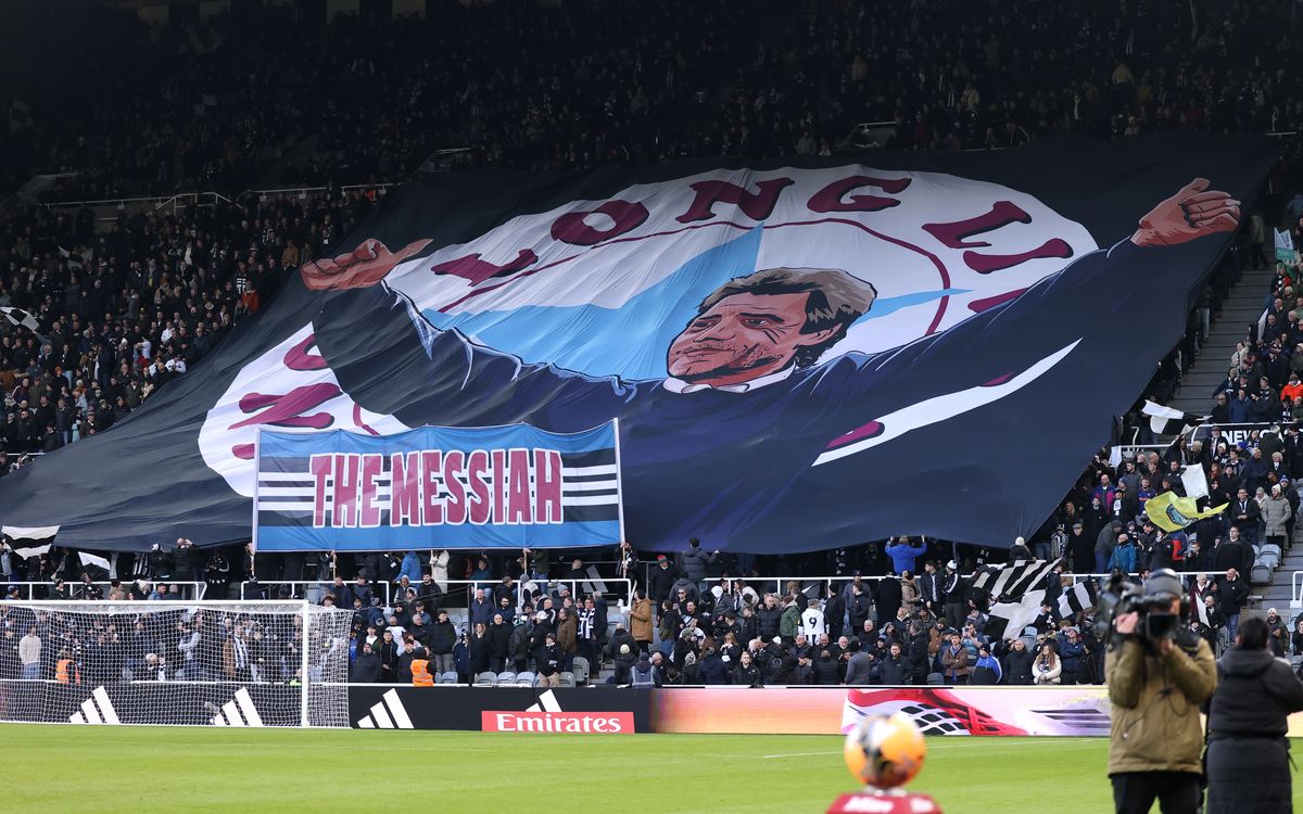Newcastle United fans hold a flag of Kevin Keegan prior to the Emi...</div></div><div class=
