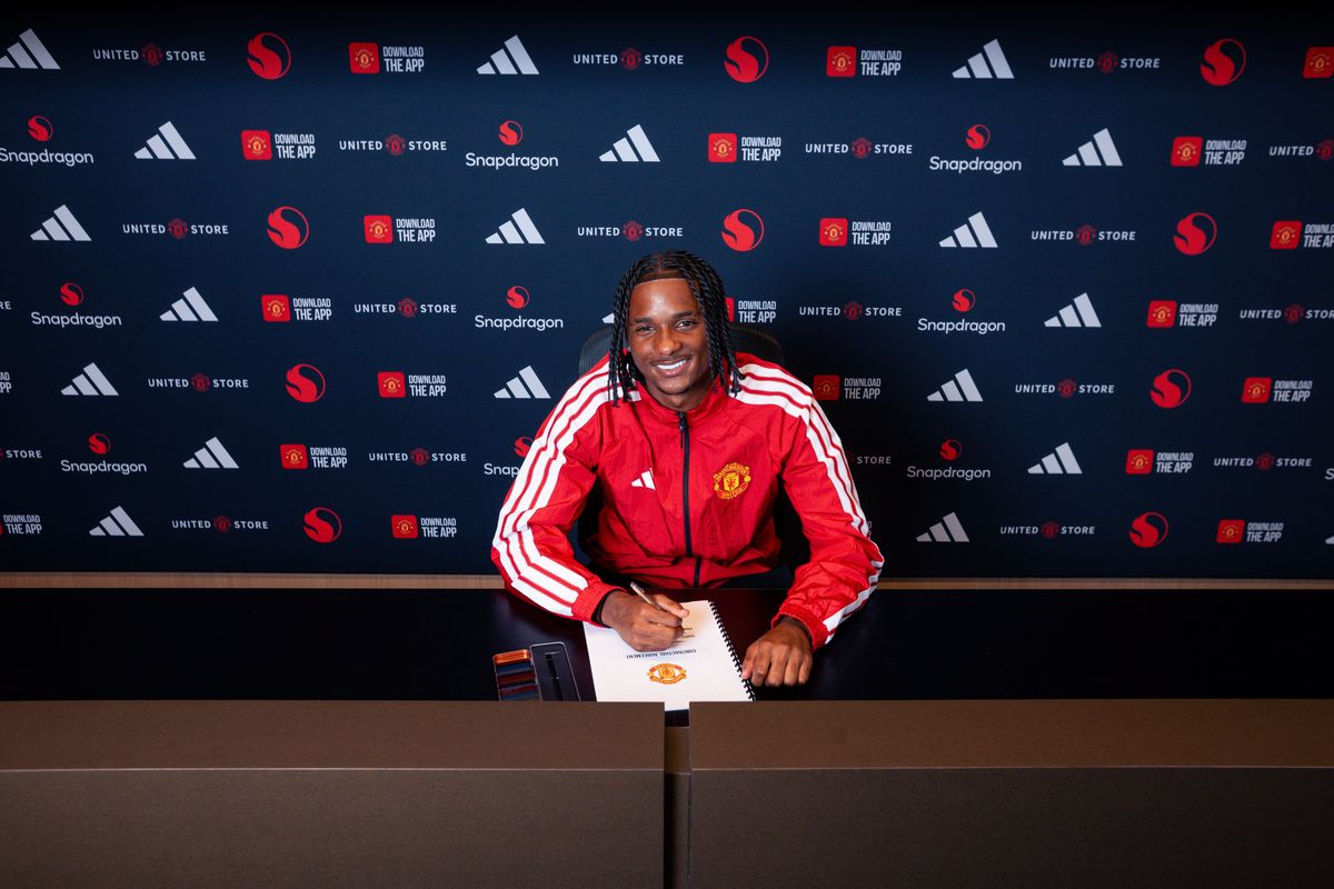Tynan Thompson signing a Manchetser United contract
