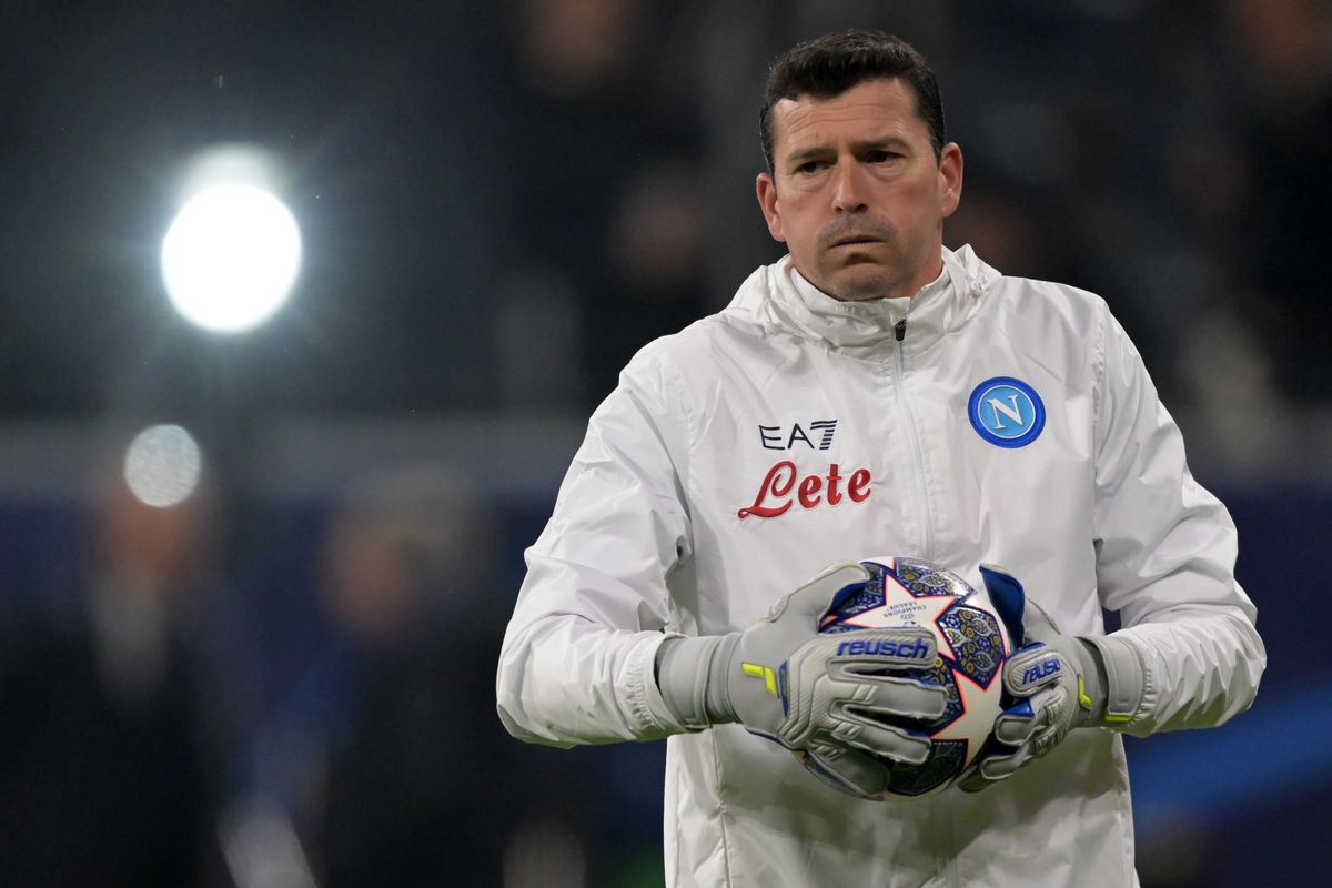 FRANKFURT - SSC Napoli goalkeeper coach Alejandro Rosalen during the UEFA Champions League Round of 16 match between Eintracht Frankfurt and SSC Napoli at Germany's Bank Park stadium on February 21, 2023 in Frankfurt am Main, Germany. AP | Dutch Height | GERRIT OF COLOGNE (Photo by ANP via Getty Images)