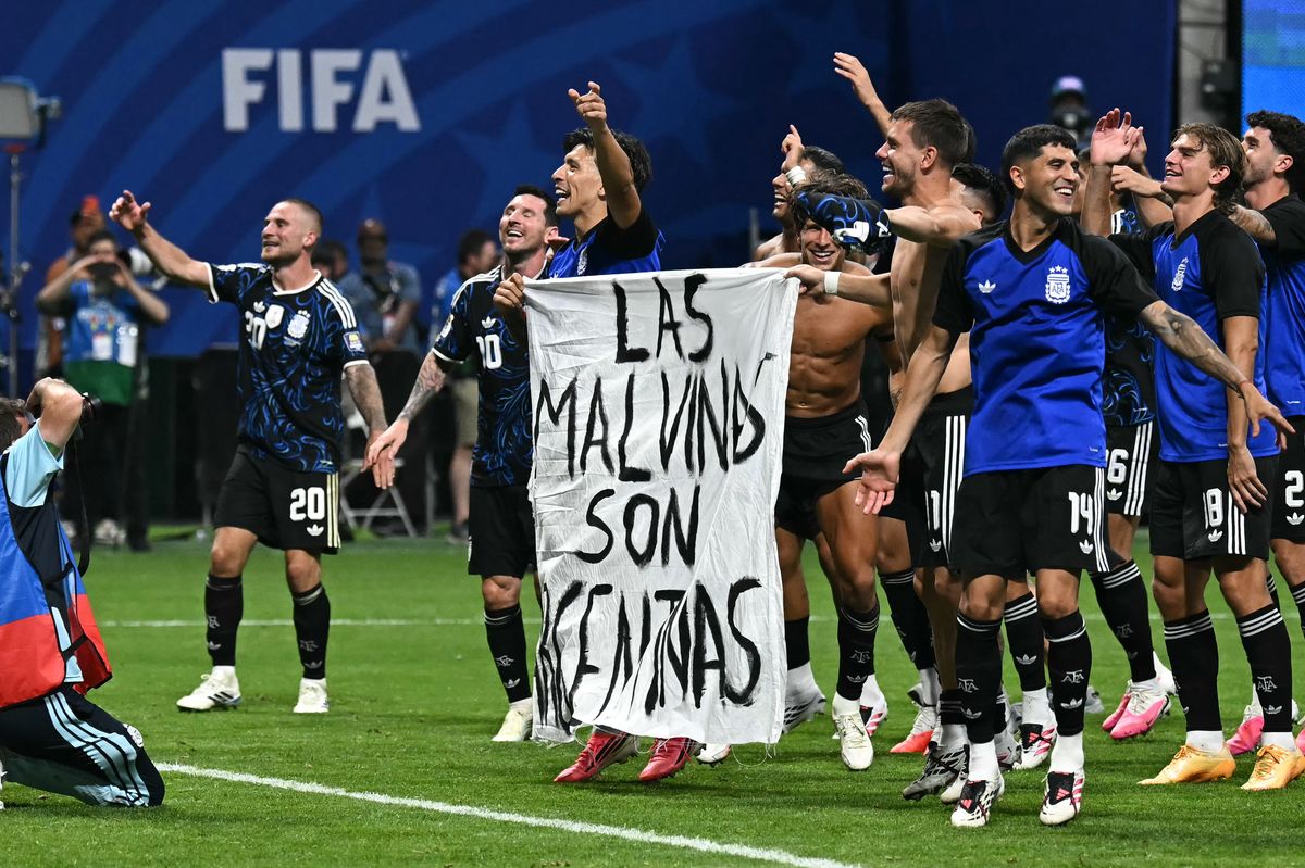 Argentina players with a banner referencing the Falkland Islands