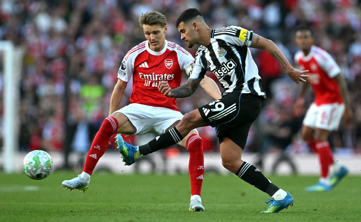 Arsenal's Norwegian midfielder #08 Martin Odegaard (L) vies with Newcastle United's Brazilian midfielder #39 Bruno Guimaraes during the English Premier League football match between Arsenal and Newcastle United at the Emirates Stadium in London on April 25, 2026.