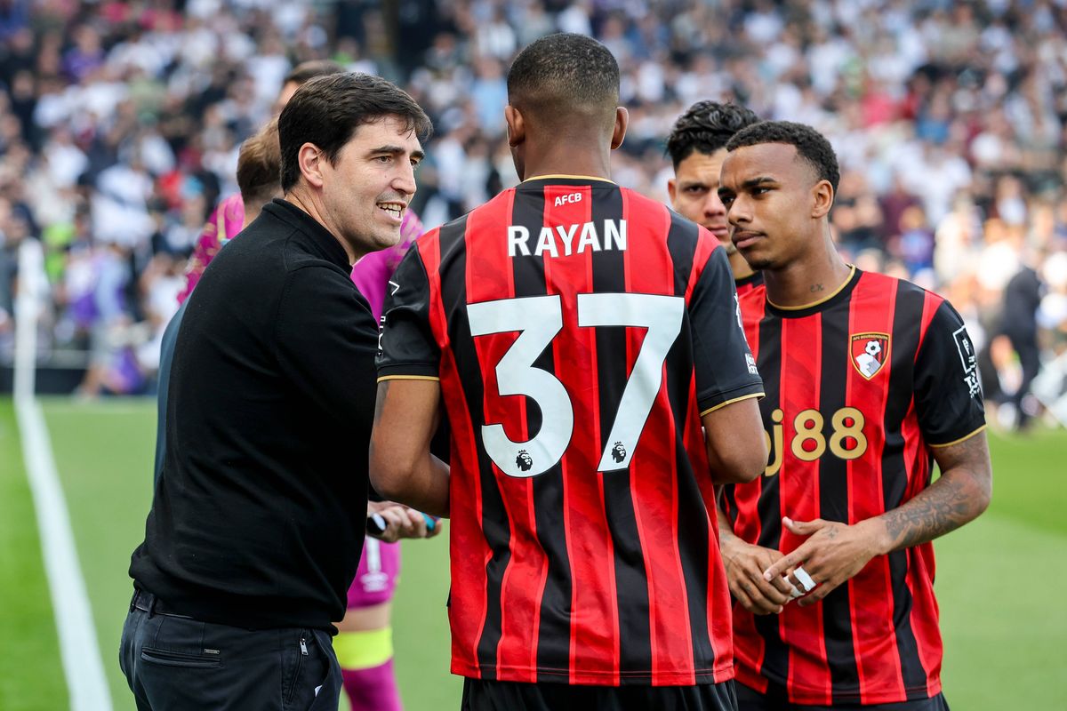Head Coach Andoni Iraola gives instruction to Rayan and Eli Junior Kroupi of Bournemouth during the Premier League match between Fulham and Bournemouth