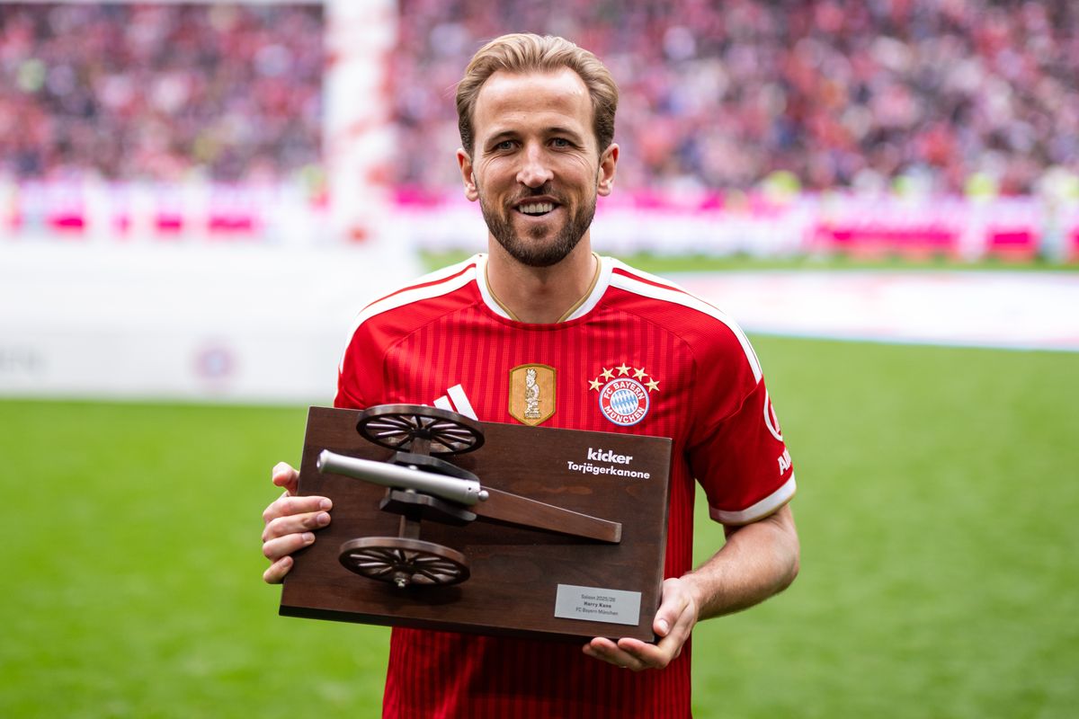 MUNICH, GERMANY - MAY 16: Harry Kane of FC Bayern München poses for a photo with the Top Scorer Cannon trophy after the Bundesliga match between FC Bayern München and 1. FC Köln at Allianz Arena on May 16, 2026 in Munich, Germany. (Photo by Daniel Kopatsch/Getty Images)