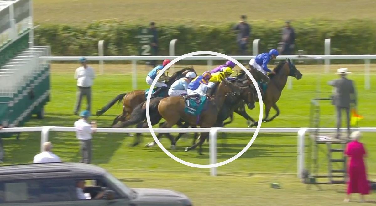 Hector Crouch goes off the side of Amiloc (circled) as Trawlerman (far side) steals an advantage