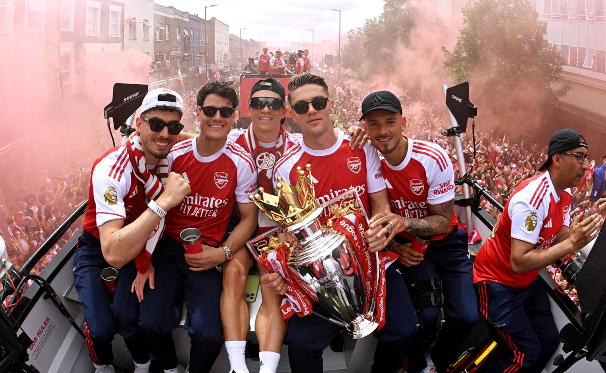 ISLINGTON, ENGLAND - MAY 31: Kai Havertz, Christian Norgaard, Leandro Trossard, Viktor Gyoekeres and Ben White of Arsenal pose for a photo with the Premier League trophy on the open top bus during the Arsenal Trophy Parade on May 31, 2026 in Islington, England. Arsenal clinched their first Premier League title in 22 years earlier this month. (Photo by Stuart MacFarlane/Arsenal FC via Getty Images)