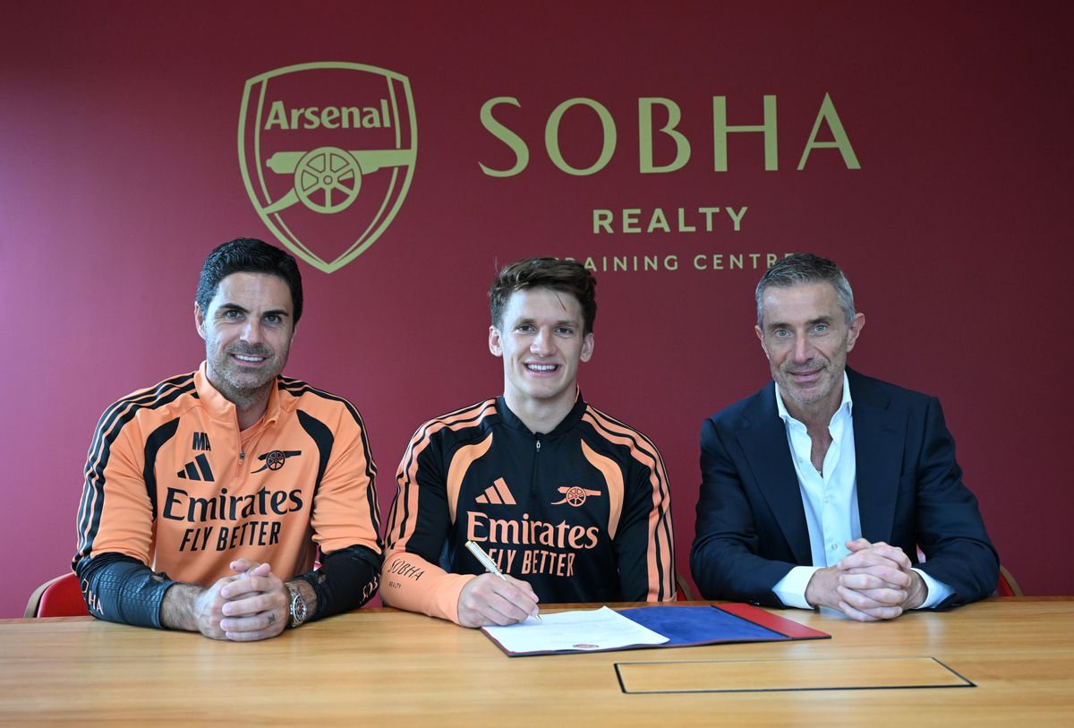 Arsenal manager Mikel Arteta and Sporting Director Andrea Berta with new signing Christos Tzolis at Sobha Realty Training Centre