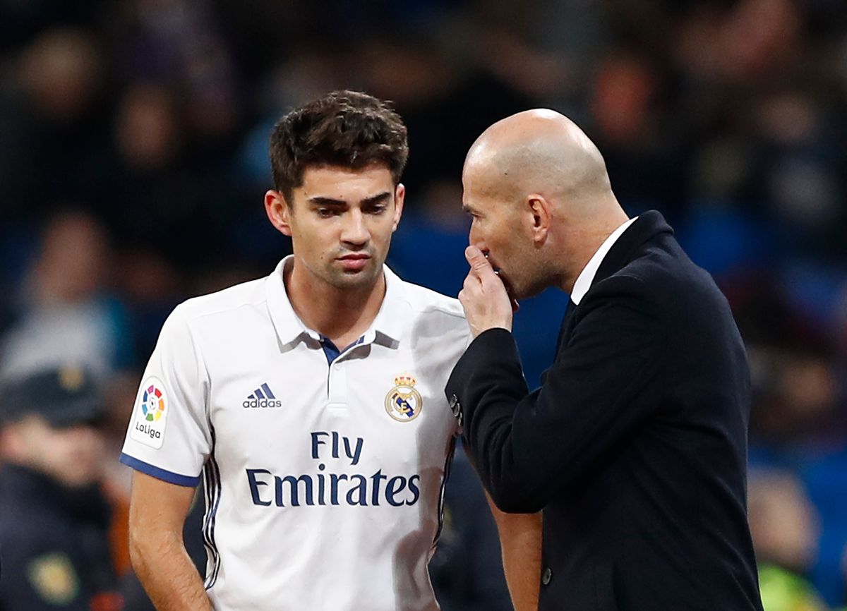 MADRID, SPAIN - NOVEMBER 30: Headcoach Zinedine ZIdane speak with Enzo Zidane of Real Madrid looks on during the Copa del Rey round of 32 second leg match between Real Madrid CF and Cultural y Deportiva Leonesa at Estadio Santiago Bernabeu on November 30, 2016 in Madrid, Spain. (Photo by Helios de la Rubia/Real Madrid via Getty Images)