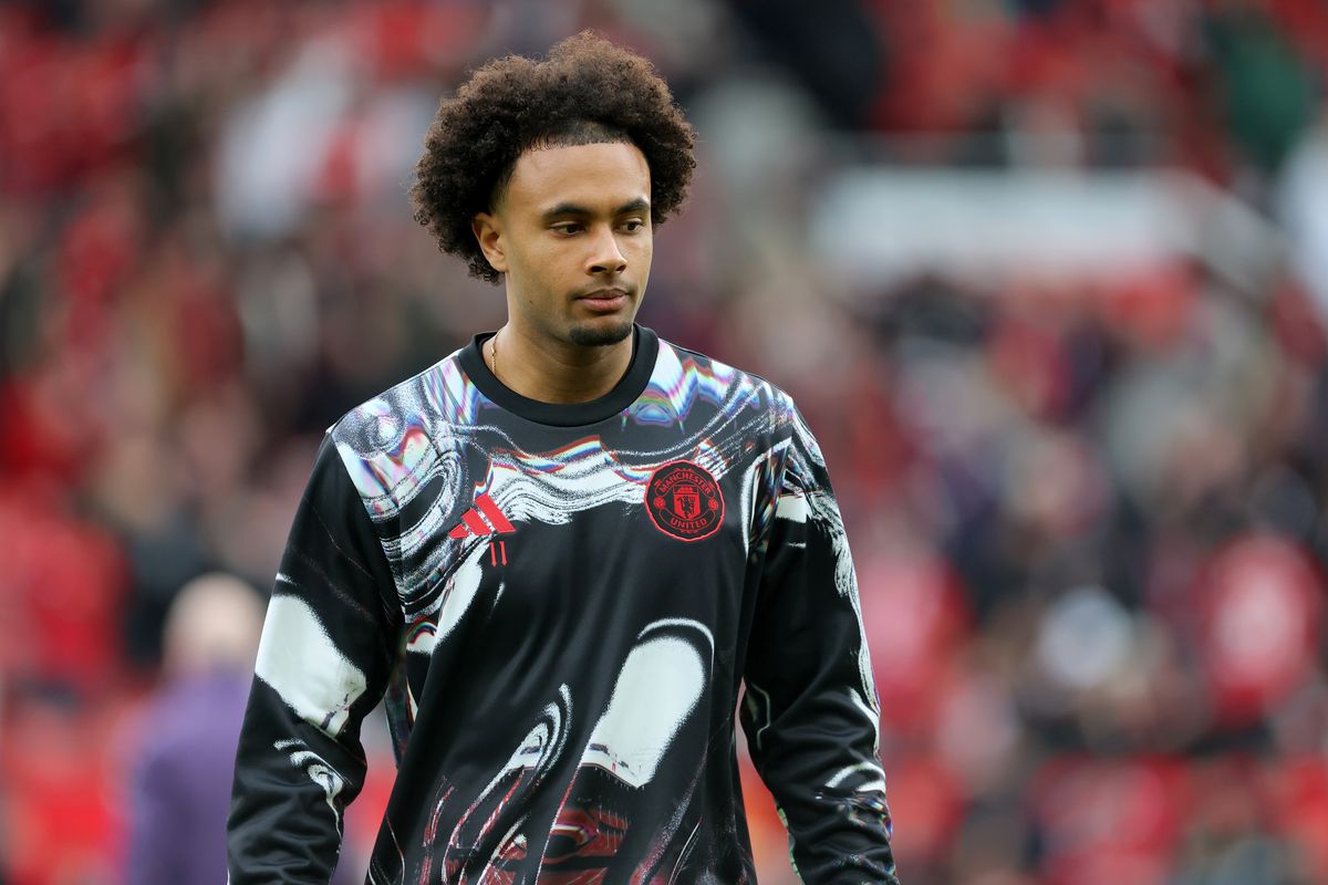 Joshua Zirkzee of Manchester United warming up before the Premier League match between Manchester United and Crystal Palace at Old Trafford