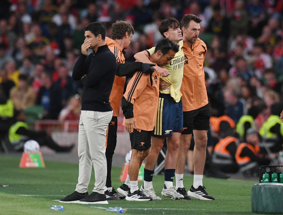 DUBLIN, IRELAND - AUGUST 05: Louie Copley of Arsenal FC walks past Mikel Arteta, manager of Arsenal FC as he is helped of after sustaining an injury during the pre-season friendly match between Arsenal FC and Real Betis Balompie at Aviva Stadium on August 05, 2026 in Dublin, Ireland. (Photo by Charles McQuillan/Getty Images)