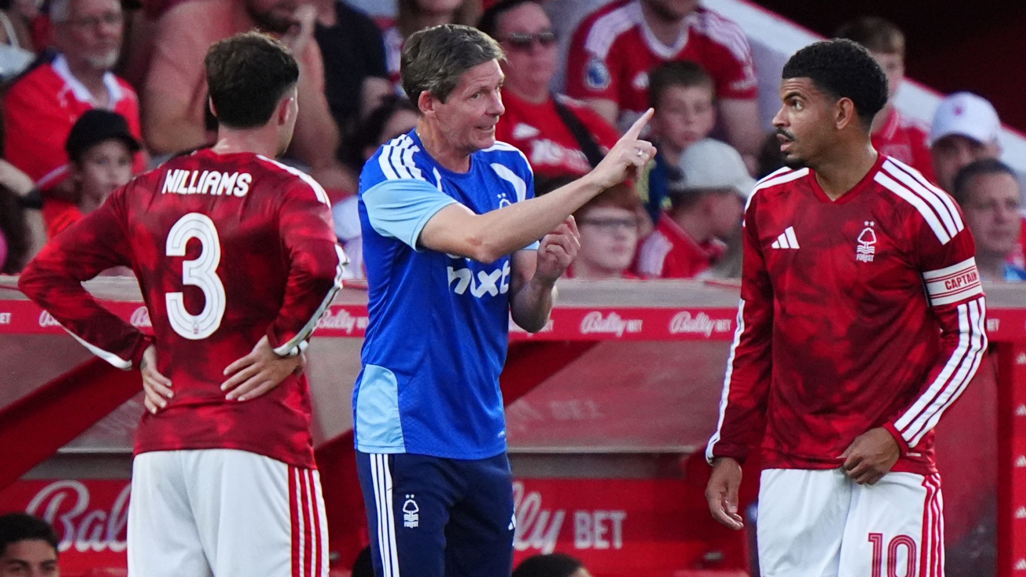 Oliver Glasner giving instruction to Morgan Gibbs-White during pre-season