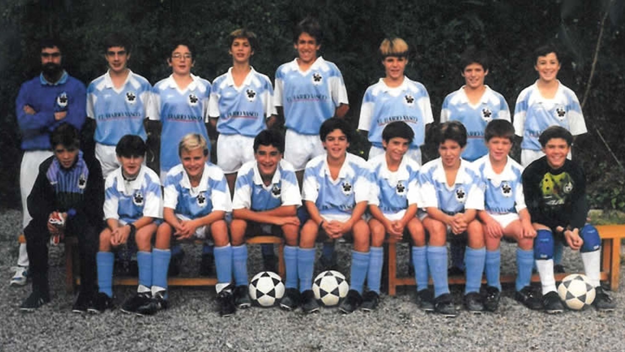 Xabi Alonso (second from right, bottom row) on the old pitch (Credit: Antiguoko)
