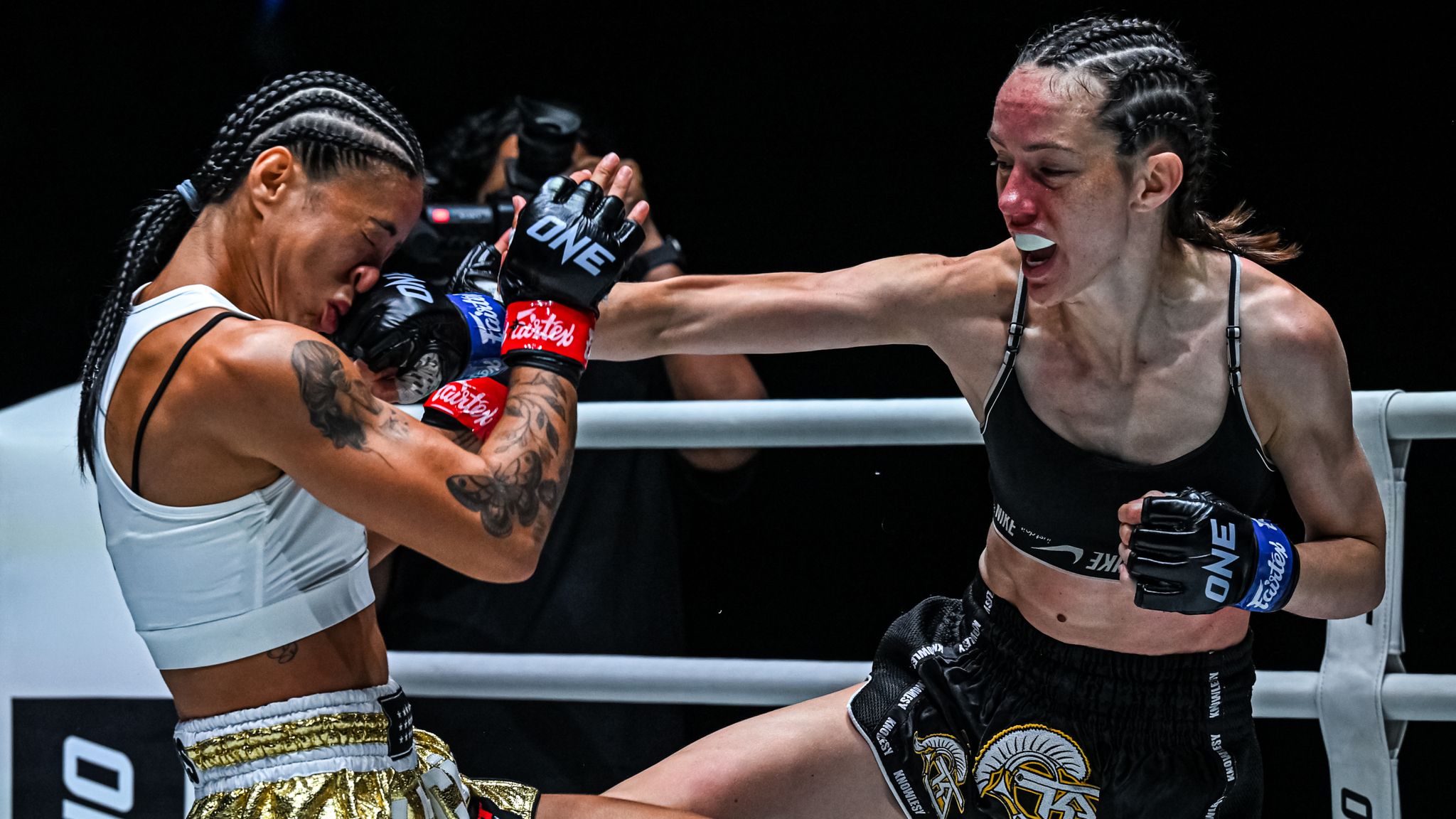Marie McManamon challenges Allycia Hellen Rodrigues for the world Muay Thai championship