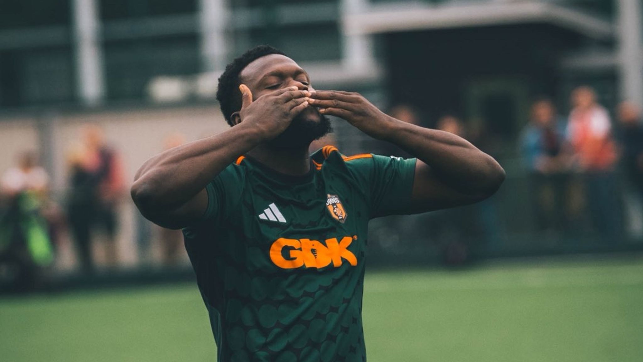 Alex Teniola scored the winning goal in injury time as the SE Dons beat Chichester in the FA Cup second qualifying round (cc: TeniolaTime)