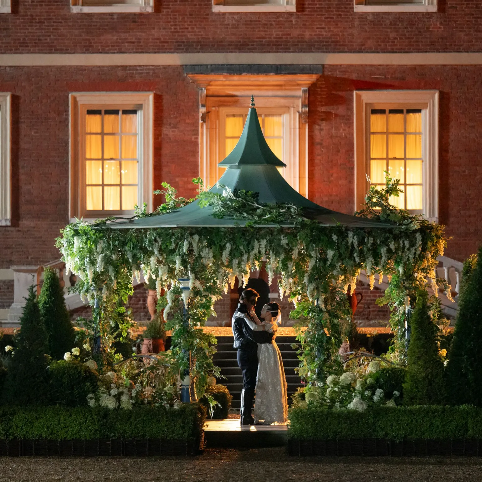 Liam Daniel/Netflix Luke Thompson as Benedict Bridgerton, Yerin Ha as Sophie Baek in episode 401 of Bridgerton. Cr. Liam Daniel/Netflix