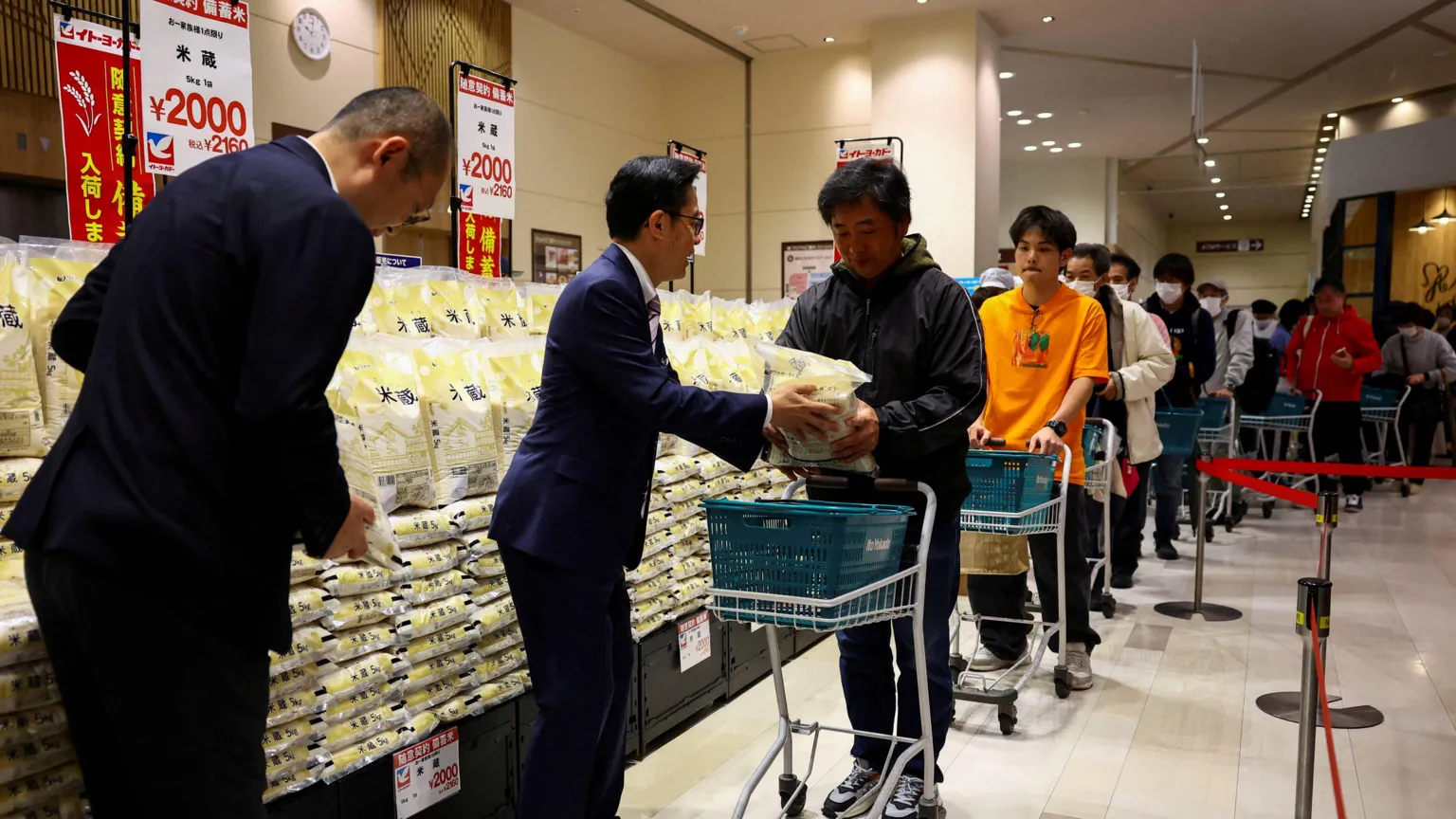  People stand in line to buy government-stockpiled rice, aimed at resolving persistent price rises, sold at Ito-Yokado grocery store, a subsidiary of Seven & i Holdings, in Tokyo, Japan May 31, 2025. /Issei Kato/File Photo
