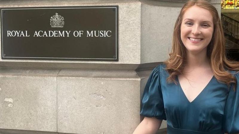 Llun Lisa Dafydd tu allan i adeilad y Royal Academy of Music
