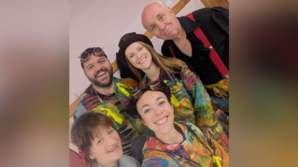 Lisa a chriw Opera Cymru yn 2025