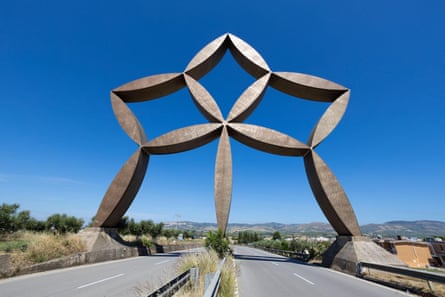 Huge steel star-shaped sculpture over a dual carriageway