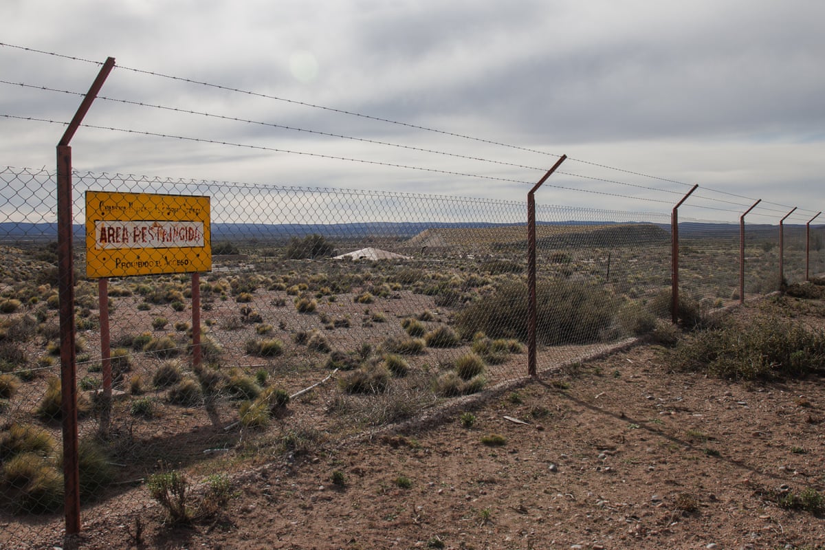 Near the old mine sites in central Chubut, tens of thousands of tonnes of old uranium tailings from the 1970s sit behind a chain-link fence with a sign that says ‘Restricted Area’.
