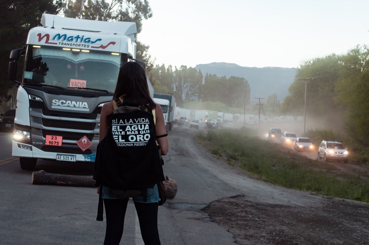 Protesters blockading a highway in El Hoyo, Chubut, to protest against legislation to legalise open-pit mining in the province, December 2021.
