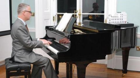 Roedd y cerddor John Jones yn hynod o falch wedi iddo ganfod y gwaith coll