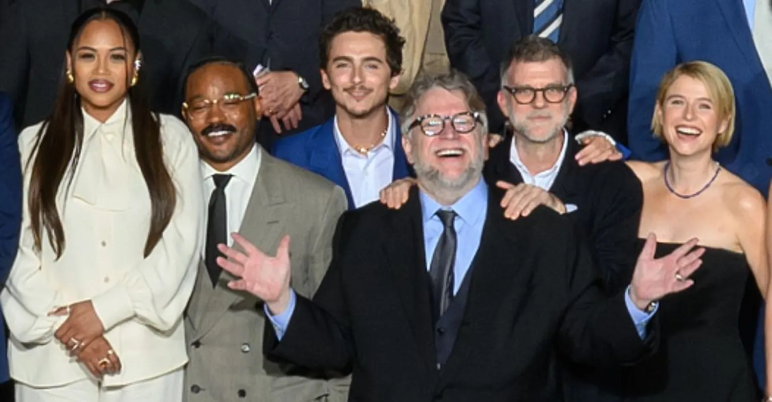 AMPAS Zinzi and Ryan Coogler, Timothée Chalamet, Guillermo del Toro, Paul Thomas Anderson and Jessie Buckley in the Oscars class photo