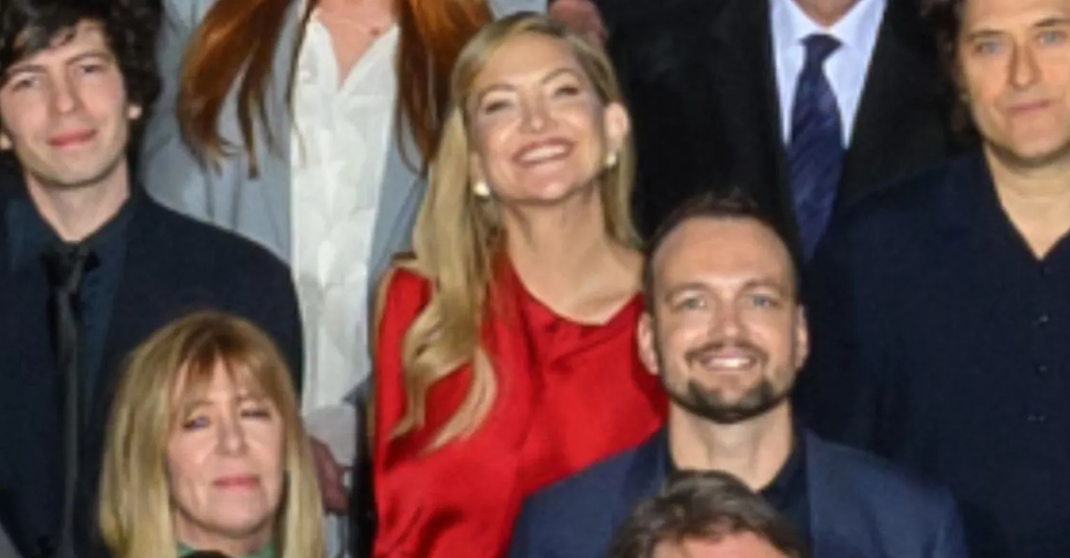 AMPAS Kate Hudson in the Oscars class photo, wearing a red dress