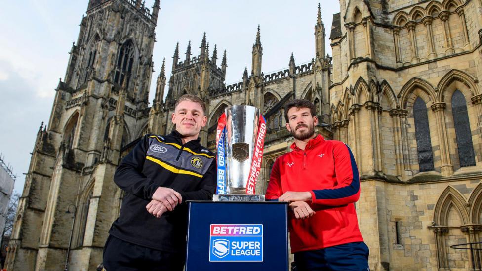 York Knights' Liam Harris with Hull KR's Oliver Gildart outside York Minster with the Super League trophy