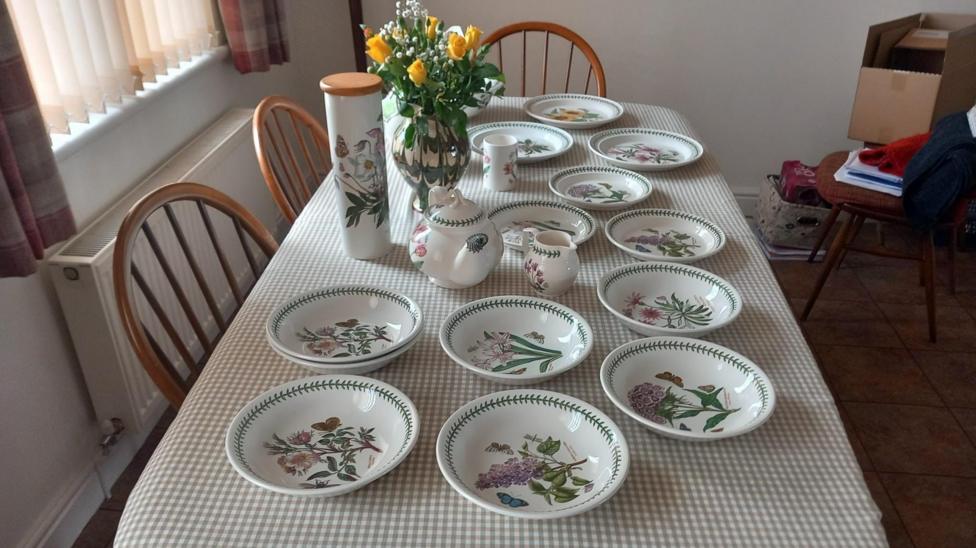 Bwrdd Meinir gyda rhai o'i llestri Botanic Garden