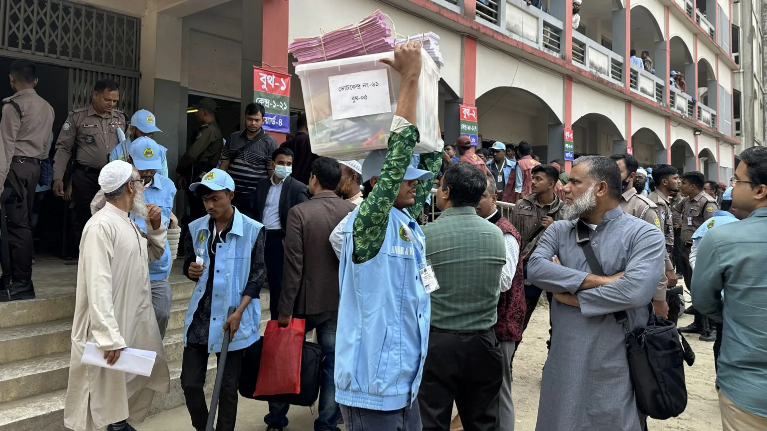 Aakriti Thapar/BBC A man carries a ballot box above his head amid a crowd of people in Bangladesh