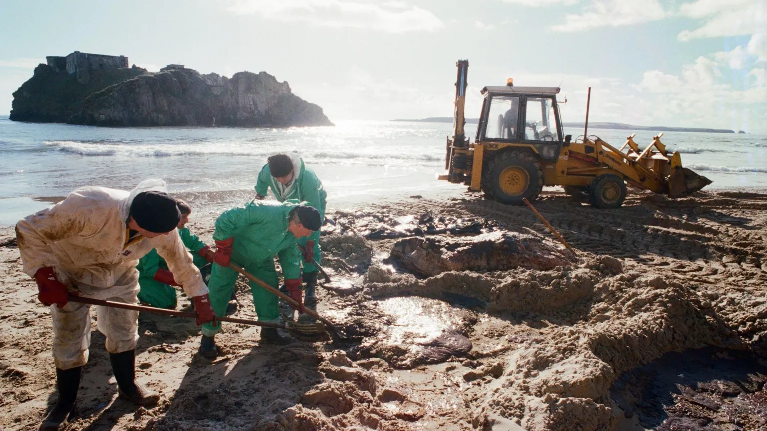  Volunteers clean Castle Beach in Tenby 