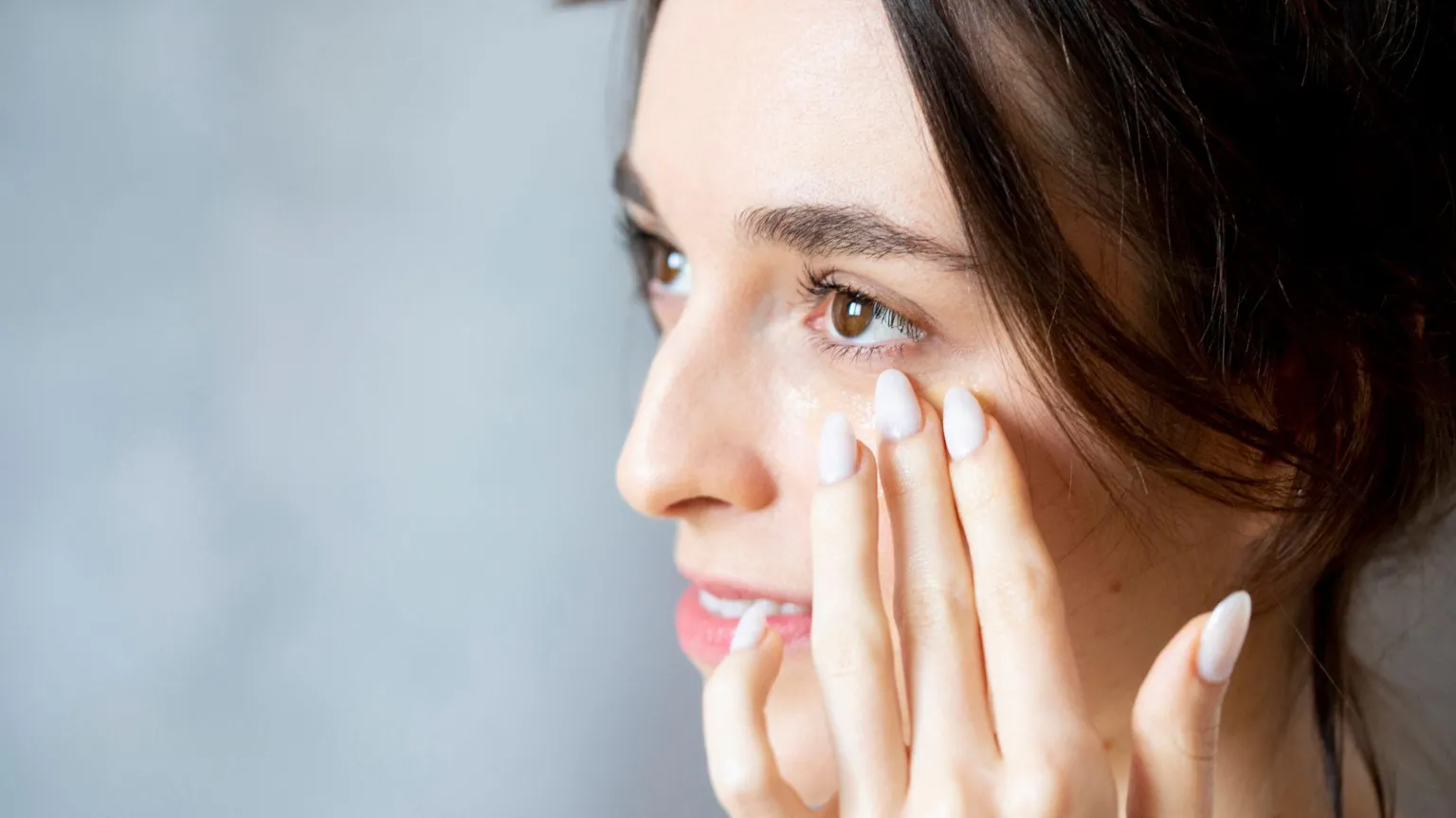  Woman applying eye cream