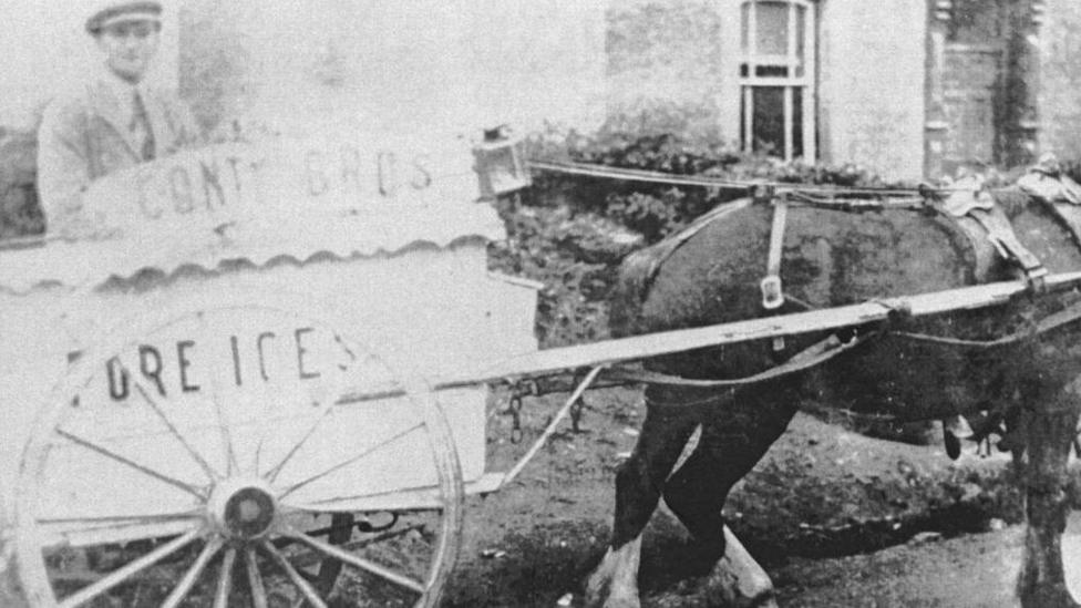 Mynd o bentref i bentref yn gwerthu Hufen iâ Conti 