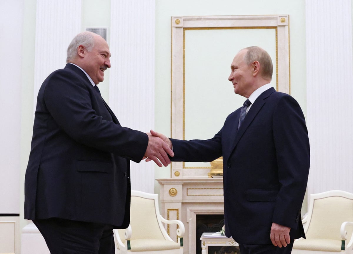 Lukashenko and Putin shake hands.