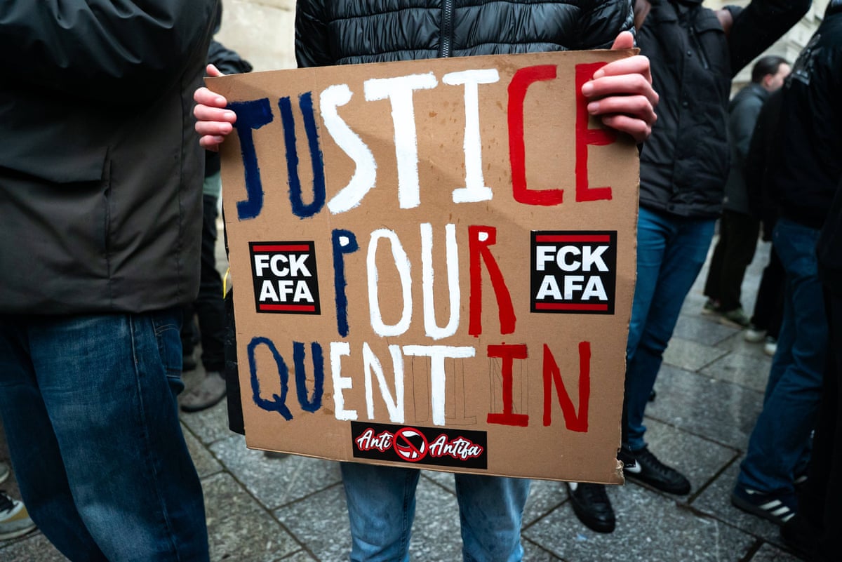 Someone holding up a sign that says 'Justice Pour Quentin'
