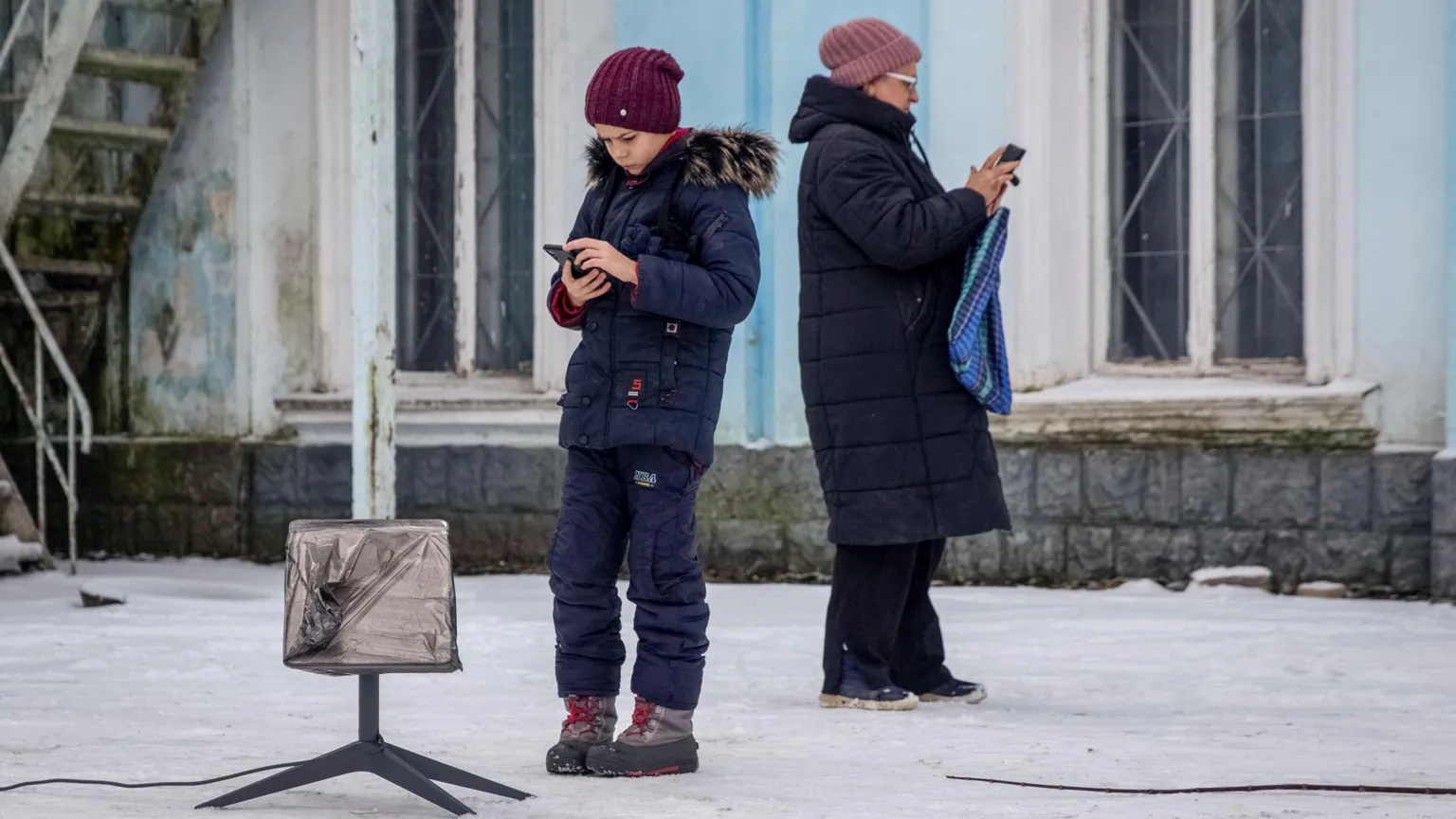  Local residents use a Starlink terminal, amid Russia's attack on Ukraine, in Chasiv Yar, Donetsk region, Ukraine January 31, 2023