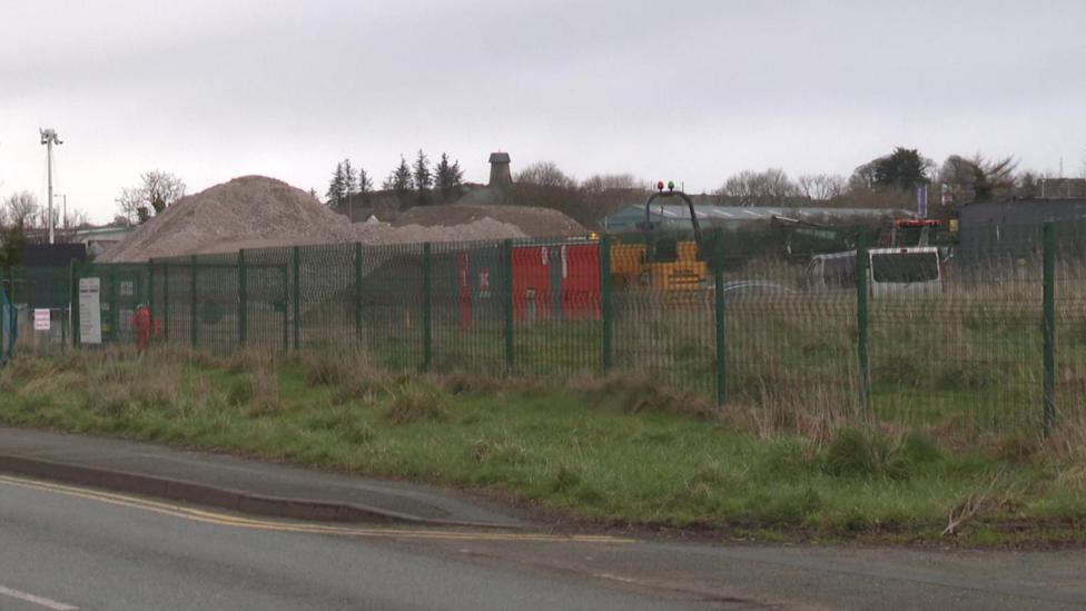 Safle 2 Sisters, Llangefni