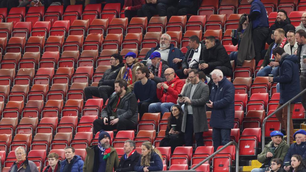 Seddi gwag yn Stadiwm Principality