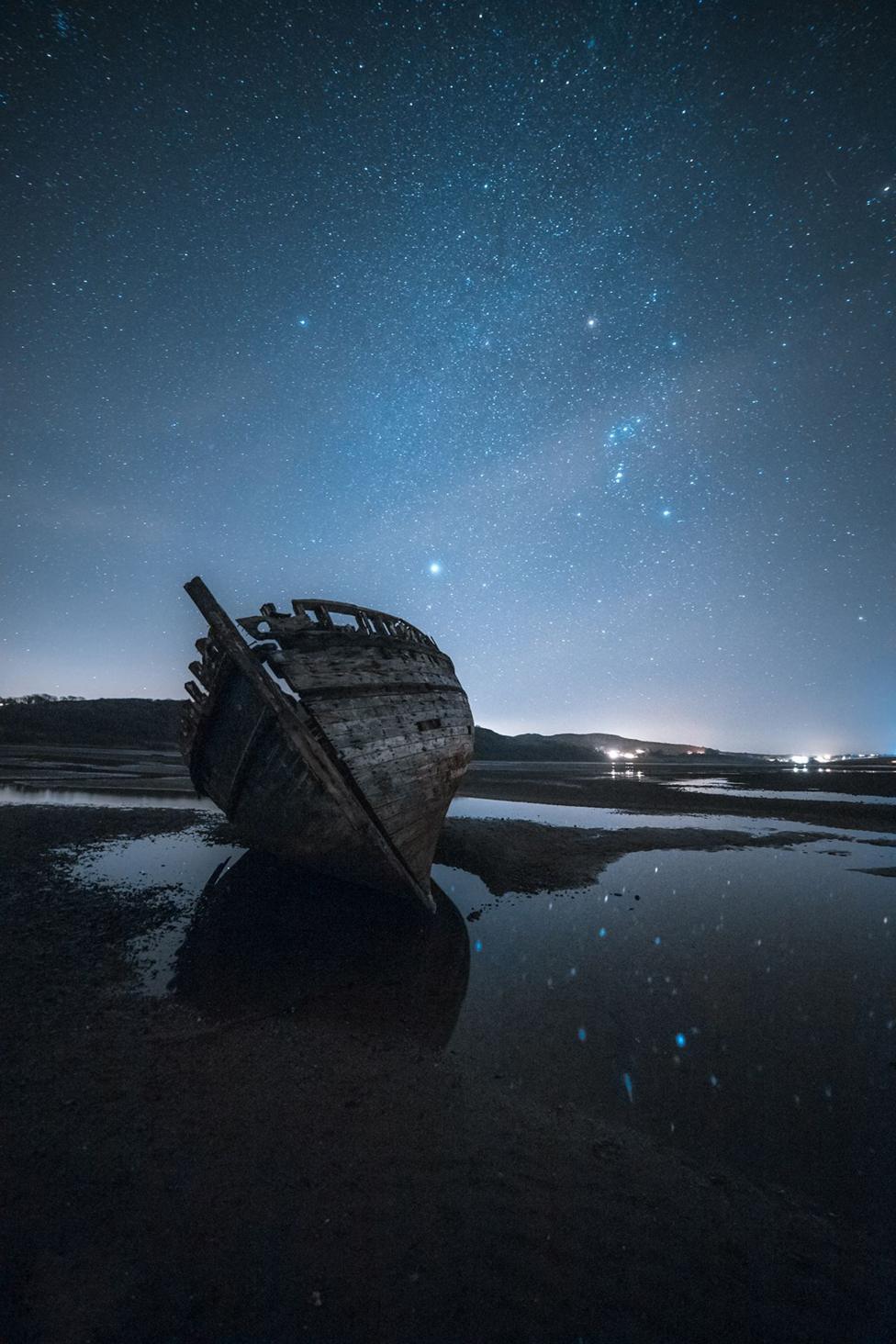 Yr awyr dywyll yn goleuo Traeth Dulas 