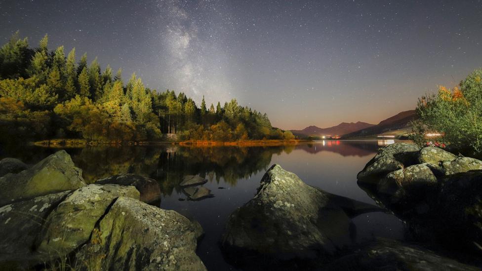 Sêr Llynau Mymbyr yn goleuo'r awyr dywyll