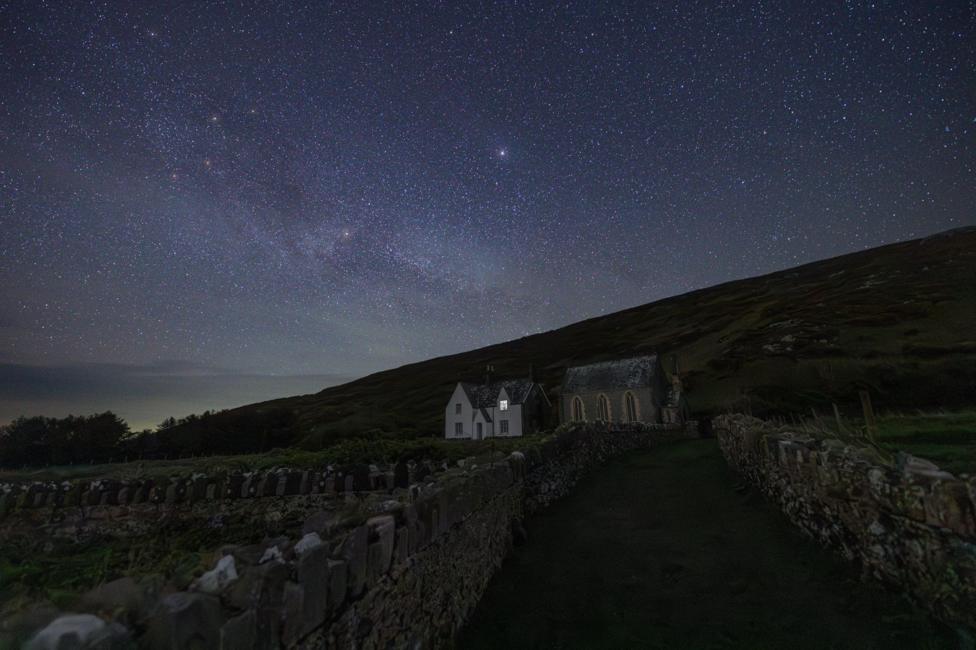 Ynys Enlli sy'n noddfa awyr dywyll