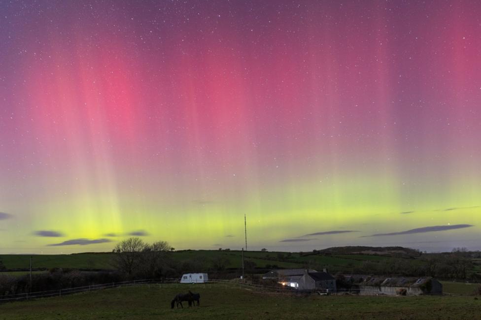 Yr aurora borealis yn goleuo Ynys Môn