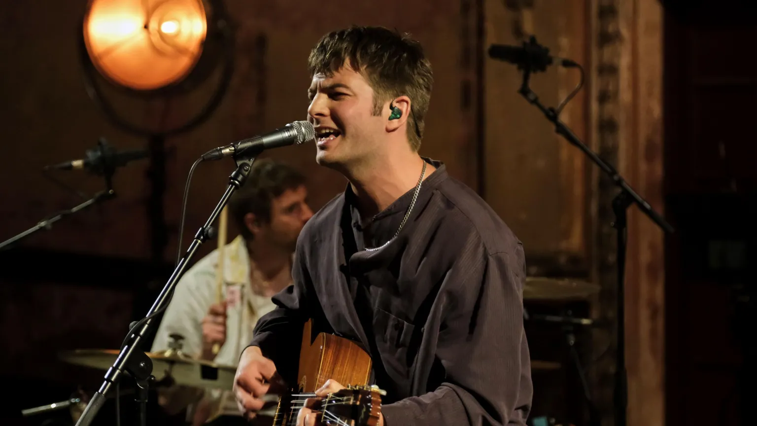 Griann Chatten playing guitar and singing