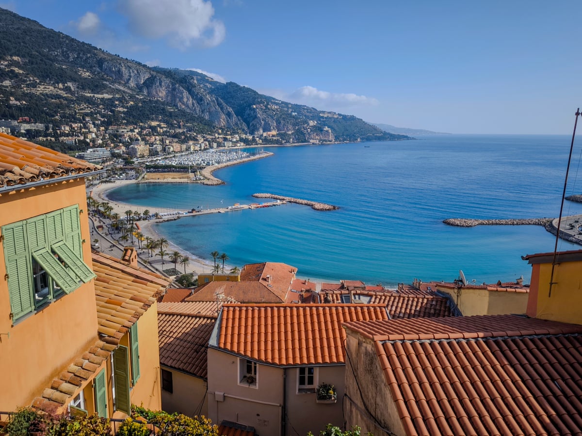 The calm blue bay of Menton.