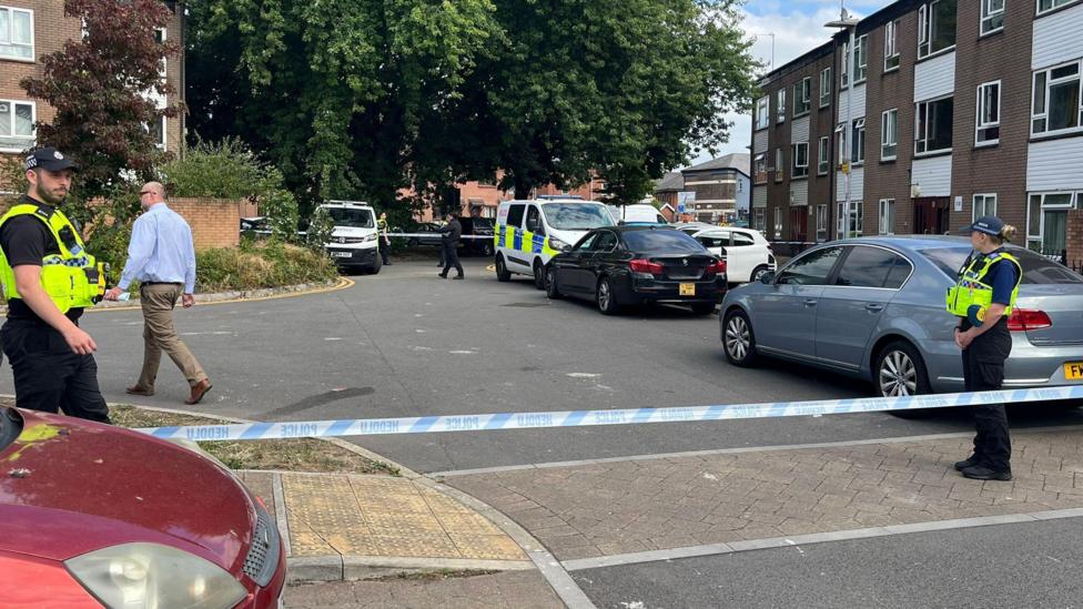 Presenoldeb heddlu ym maes parcio South Morgan Place wedi'r llofruddiaeth