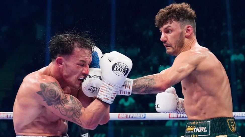 Leigh Wood punches Josh Warrington in the face