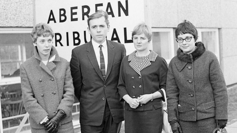 Hettie Williams, Howell Williams, Rennie Williams a Mair Morgan oedd yr unig athrawon i oroesi'r trychineb