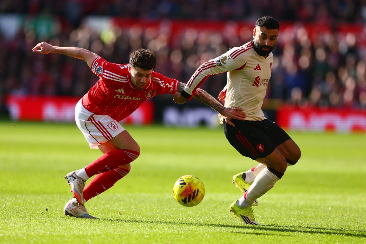 Neco Williams holds off Mo Salah.