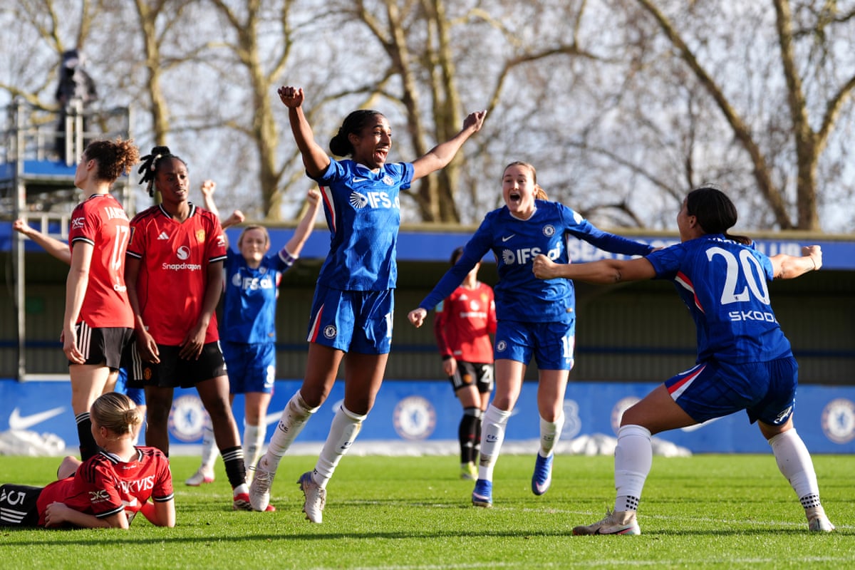 Naomi Girma scores to put Chelsea back in front.