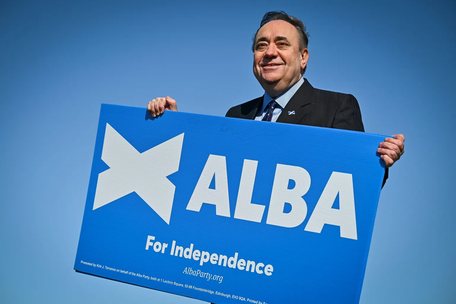  Alex Salmond holding a blue Alba For Independence sign
